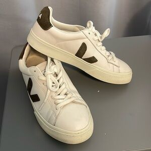 Veja Campo women’s size 9 white/khaki tennis shoes